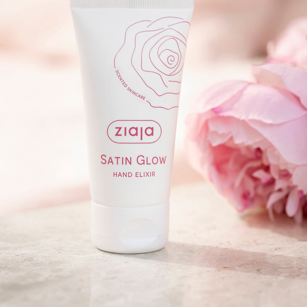 Crema de manos Ziaja Satin Glow junto a peonías rosas