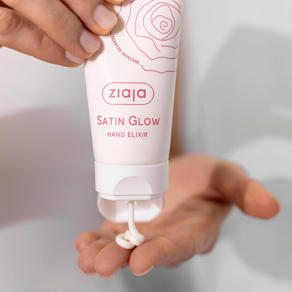 Dosis de crema de manos Ziaja Satin Glow en la mano
