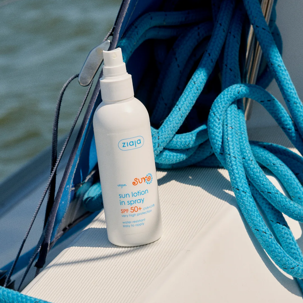 Protector solar SPF 50+ en spray de Ziaja sobre la toalla